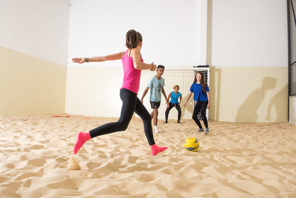 Jouer au Beach Soccer sur notre Beach Indoor unique à Nantes - D'Sport & Co