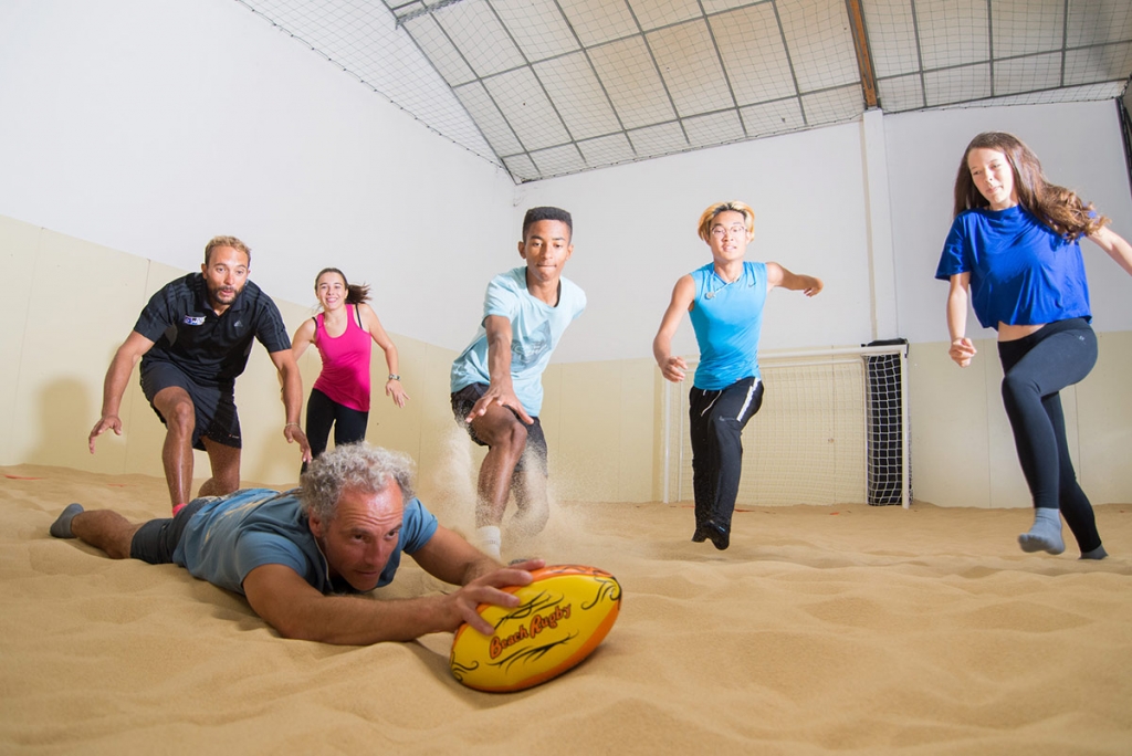 Jouer au Beach Rugby sur notre Beach Indoor unique à Nantes - D'Sport & Co