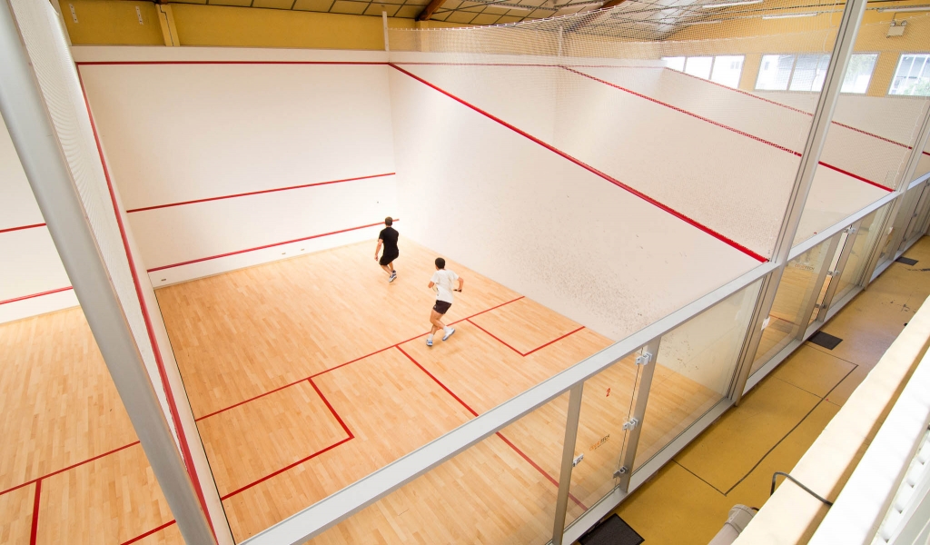 Vue globale des terrains de Squash chez D'Sport & Co - Club squash, beach indoor, cardio & zen, unique à Nantes